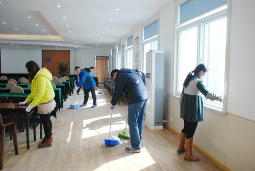 我院团员青年开展“学雷锋，清洁环境卫生”活
