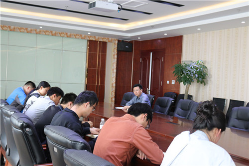 市特检院新一届团支部召开一次会议